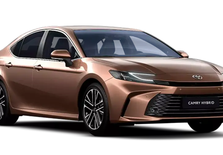 Elegancka, miedziana Toyota Camry Hybrid z nowoczesnymi światłami LED i czarnymi felgami.