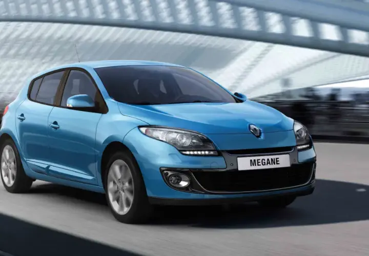 Azul Renault Mégane en movimiento, con su motor 1.5 dCi ofreciendo potencia y eficiencia en la carretera.