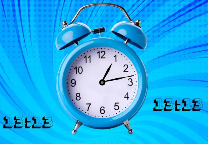 Reloj despertador azul con el número 13:13, que representa el 1313 significado espiritual.