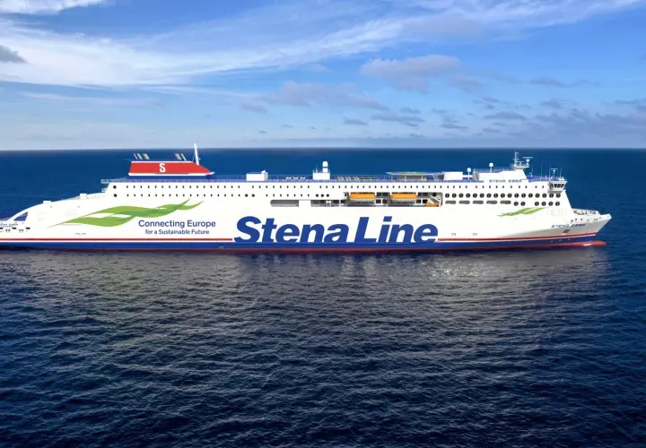 Stena Line oferuje jednodniowe wycieczki promem po morzu. Statek "Stena Ebba" płynie po błękitnych wodach pod błękitnym niebem.