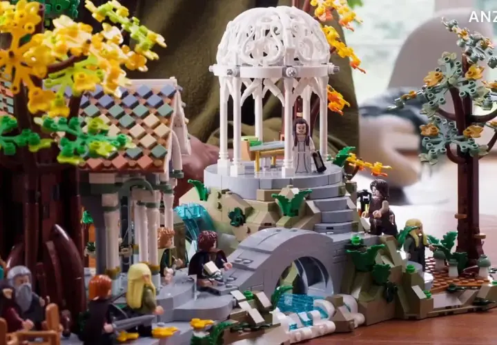 Ein detailreiches LEGO-Set mit Elben, einem Pavillon und einer Brücke, das an die besten LEGO Sets aller Zeiten erinnert.