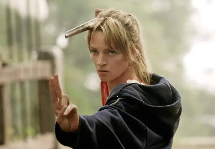 Zabójcza Panna Młoda, gotowa na kolejne starcie w Kill Bill 3, z ostrzem wpiętym we włosy.