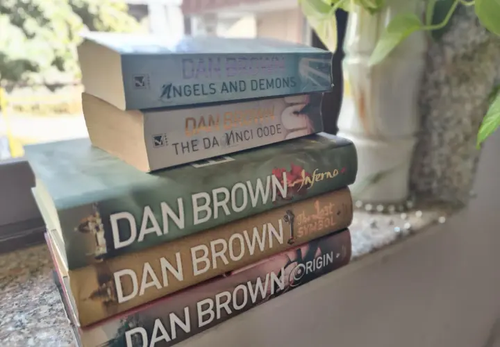 Stapel von Dan Brown Büchern: "Angels and Demons", "The Da Vinci Code", "Inferno", "The Lost Symbol" und "Origin".