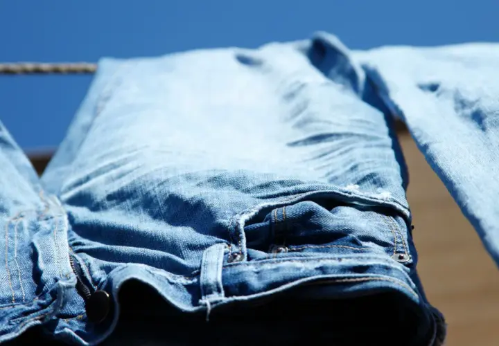 Jeans waschen: Meine Profi-Tipps für langanhaltende Farbe & Form