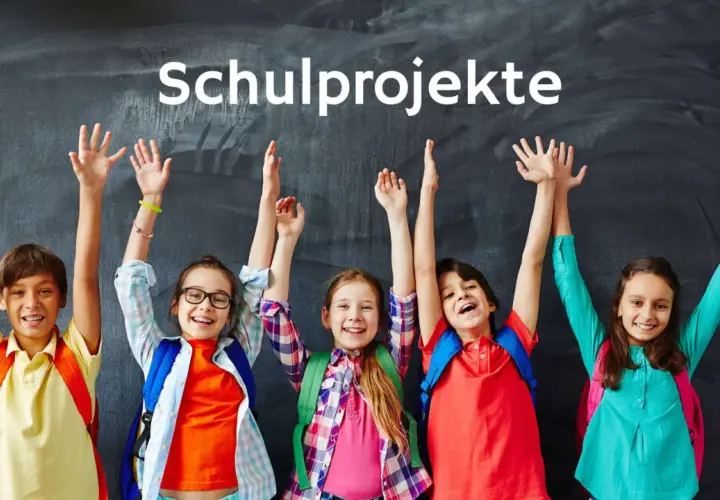 Fünf fröhliche Kinder mit Rucksäcken und hoch erhobenen Armen vor einer Tafel, bereit für spannende Schulprojekte.