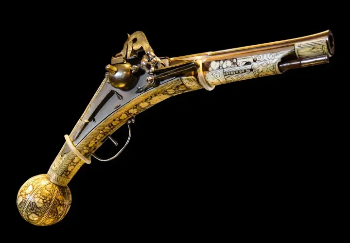 Ozdobny pistolet z kulistą rękojeścią, bogato inkrustowany. Czy na broń gazową trzeba mieć pozwolenie?