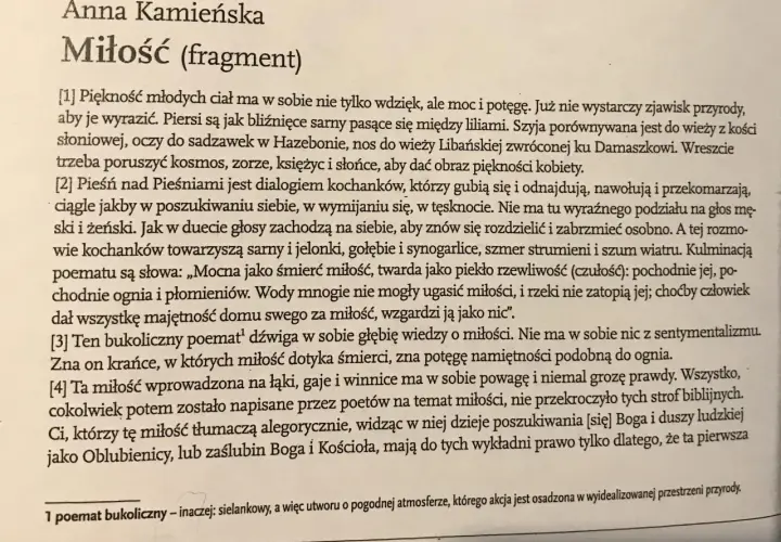 Fragment "Miłość" Anny Kamieńskiej. Interpretacja "Pieśni nad Pieśniami" jako dialogu kochanków, opis miłości silnej jak ogień.
