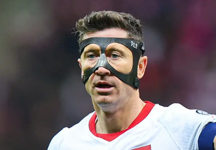 Robert Lewandowski w masce, czy to znak, że kończy karierę? Piłkarz w akcji.