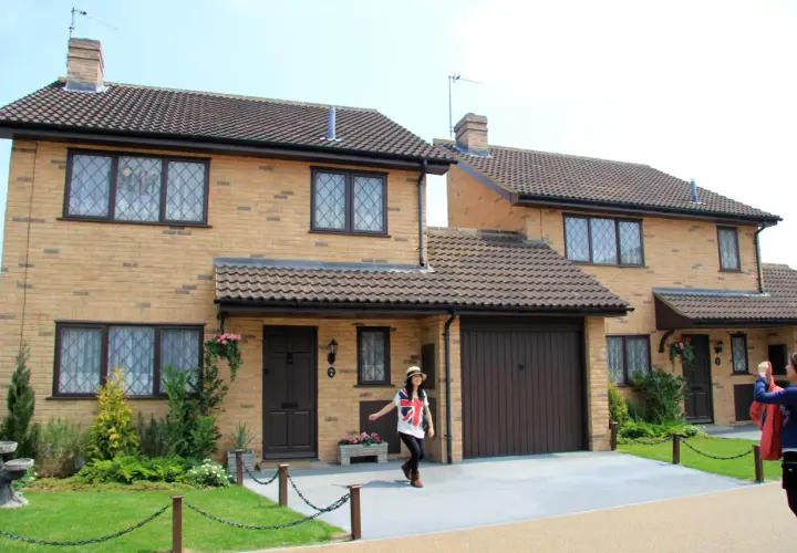 Ulica Privet Drive, dom Harrego Pottera, z dziewczyną w koszulce z flagą Wielkiej Brytanii.