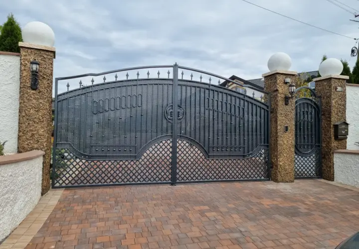 Ile kosztuje montaż bramy dwuskrzydłowej? Poznaj ukryte koszty i czynniki