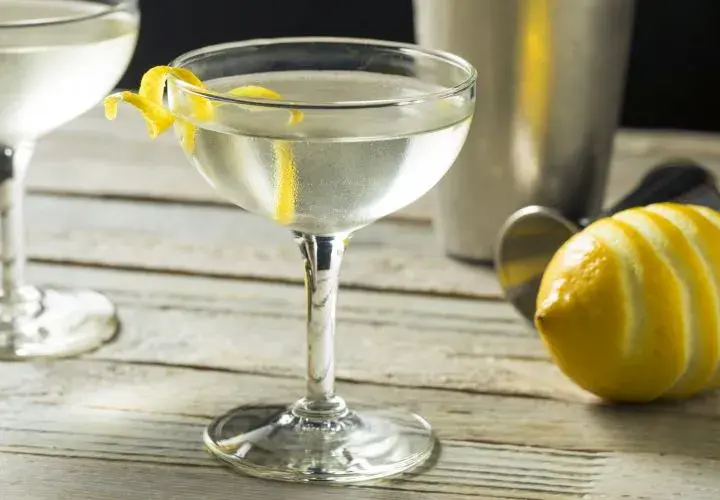 Wyjątkowy przepis na drink Bonda, który zaskoczy Twoich gości