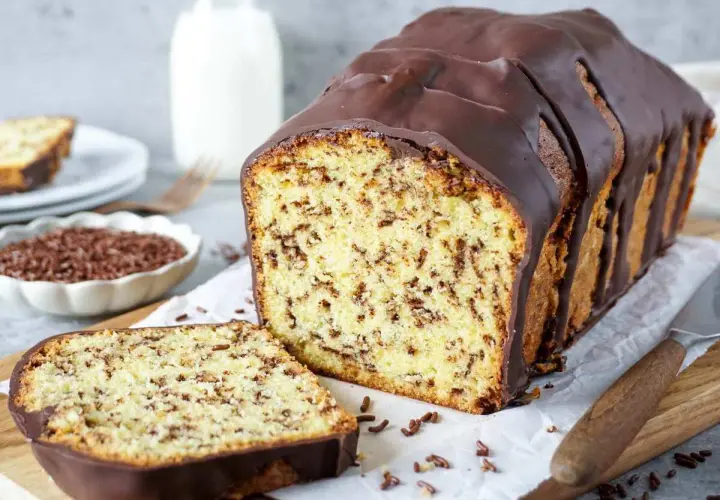 Schokoladenkuchen mit Schokostreuseln, ein einfaches Rezept für jeden Anlass. Perfekt für süße Momente!