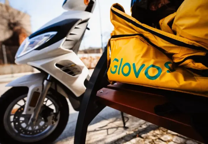 Ile można zarobić w Glovo? Realne zarobki kurierów w Polsce
