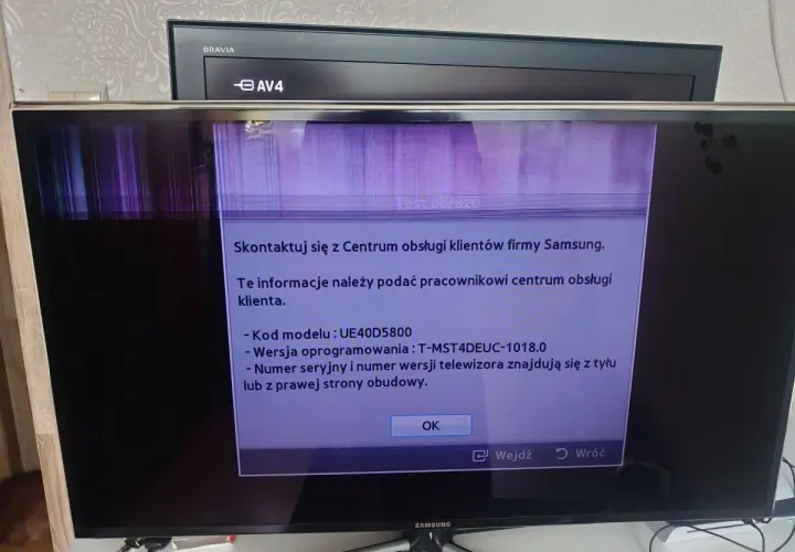 Uszkodzona matryca w telewizorze Samsung. Na ekranie komunikat o kontakcie z serwisem. Prawdopodobnie czeka go wymiana matrycy.