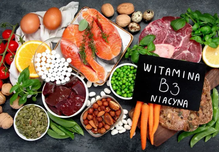Różnorodne produkty spożywcze bogate w niacynę (witaminę B3) i tabletki.