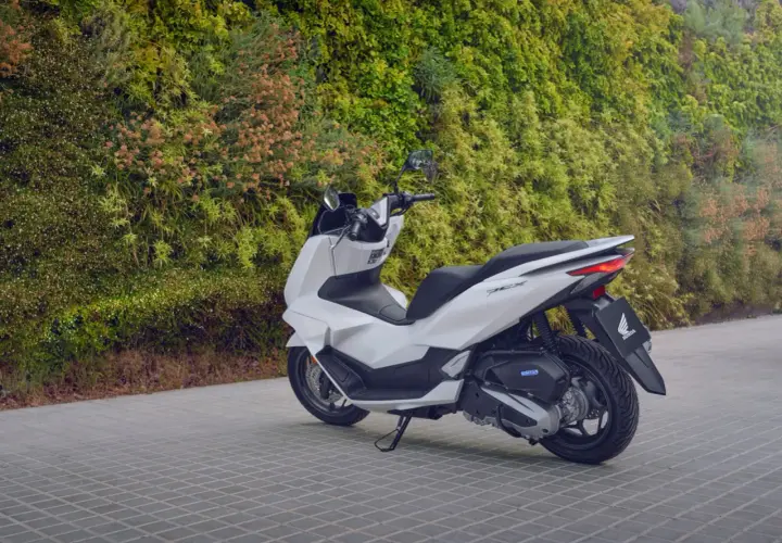 Honda PCX 125 blanca, lista para quitar limitador y disfrutar de la carretera.