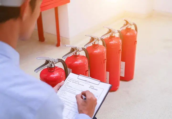 Kontrola gaśnic i aktualizacja instrukcji bezpieczeństwa pożarowego zgodnie z normą NFPA.