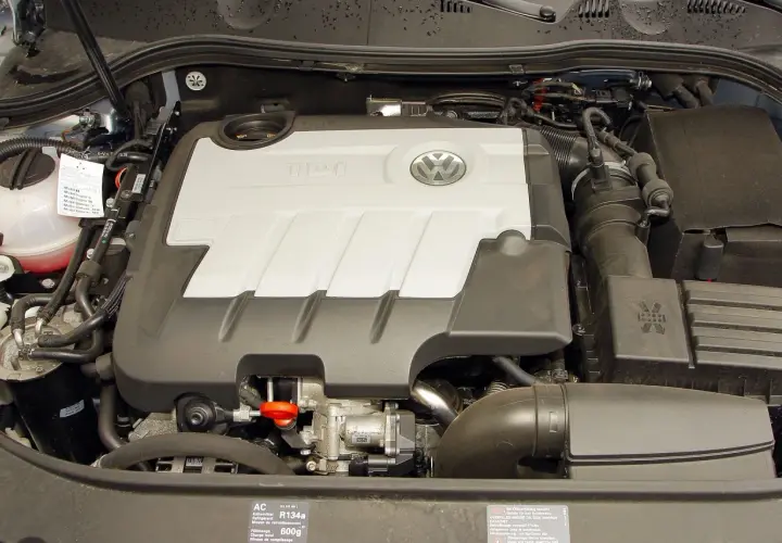 Silnik 2.0 TDI Volkswagena z widocznym logo TDI i emblematem marki.