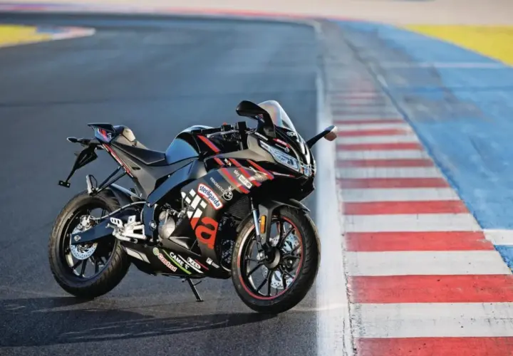Aprilia r 125 negra y roja, lista para la pista.