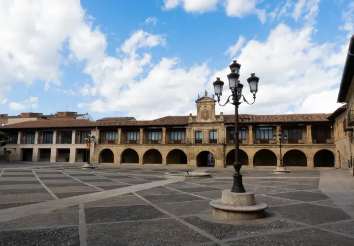 Plaza Mayor de Santo Domingo de la Calzada, ideal para pasear y descubrir qué ver en Santo Domingo de la Calzada.
