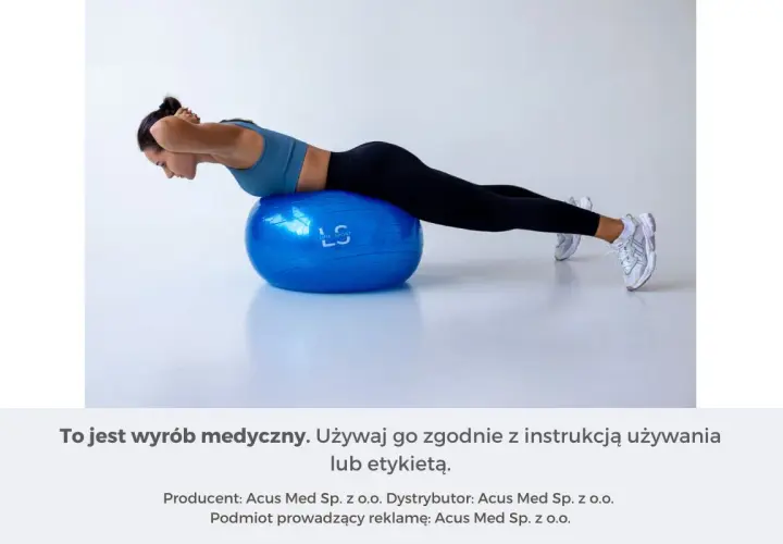 Kobieta wykonuje ćwiczenie na dużej, niebieskiej piłce do ćwiczeń. Rozmiar piłki jest odpowiedni do jej wzrostu.