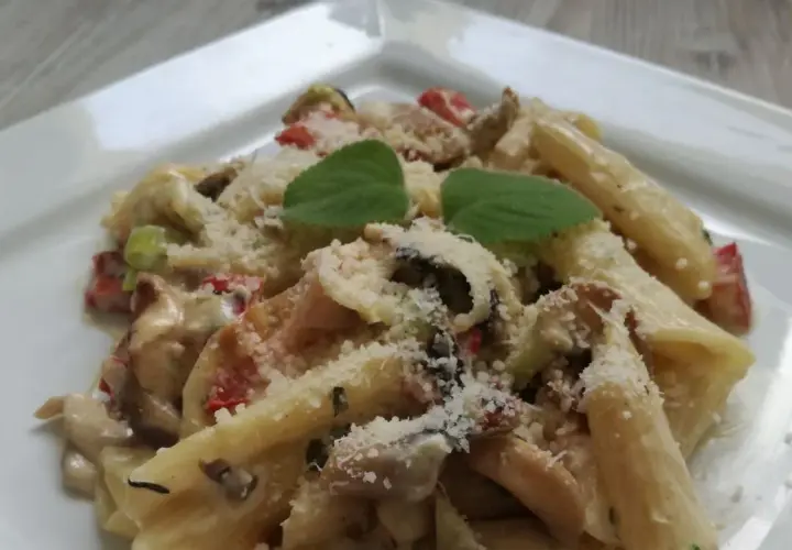 Penne z kurczakiem w sosie serowym - prosty przepis na pyszne danie