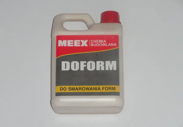 Biały kanister z czerwonym korkiem, zawiera środek "DOFORM" do smarowania form do betonu.