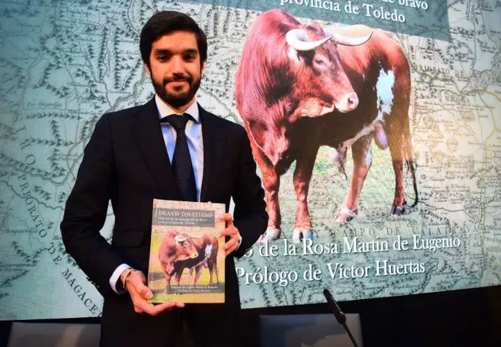 Hombre presenta libro sobre toros bravos de Toledo, evocando la tradición de los toreros de Talavera de la Reina.