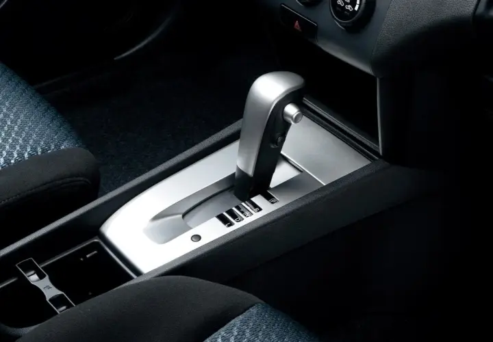 Interno auto con leva cambio automatico CVT. Le posizioni sono P, R, N, D, L.