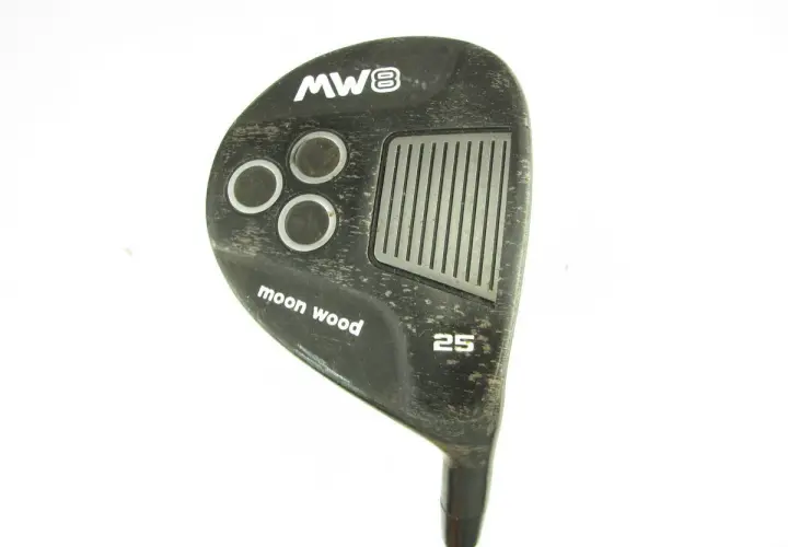 Czarny kij golfowy z napisem "moon wood" i oznaczeniem 25.