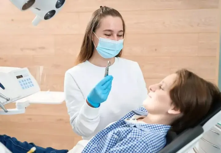 Kiedy kawa po ekstrakcji zęba? Uniknij suchego zębodołu!