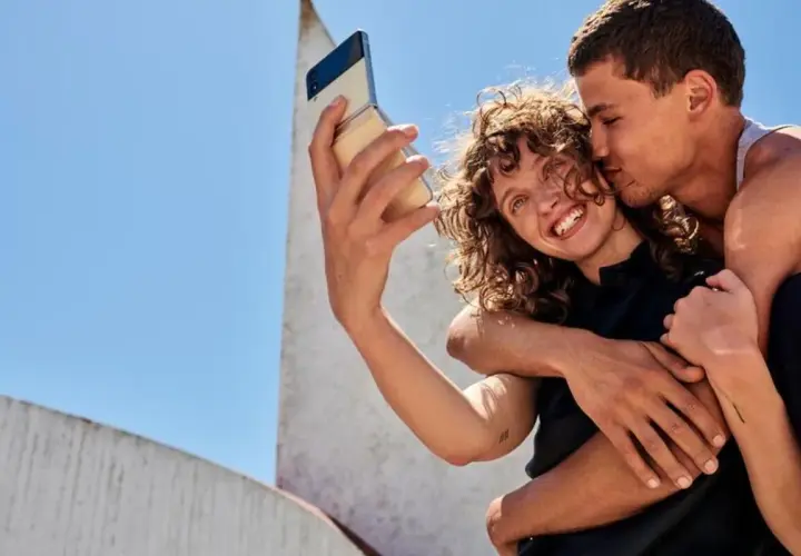 Szczęśliwa para robi selfie na tle błękitnego nieba. Chcesz wiedzieć, jak doladowac t mobile?