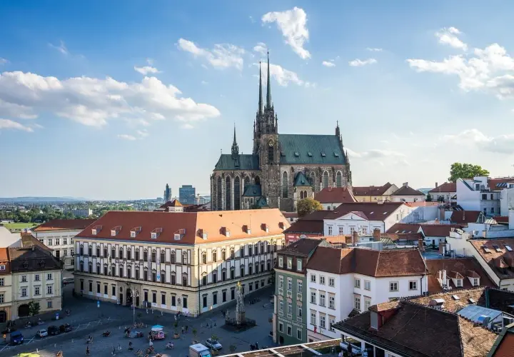 Widok na katedrę św. Piotra i Pawła oraz plac Wolności. Wspaniałe miejsca, które warto zobaczyć w **Brnie**.