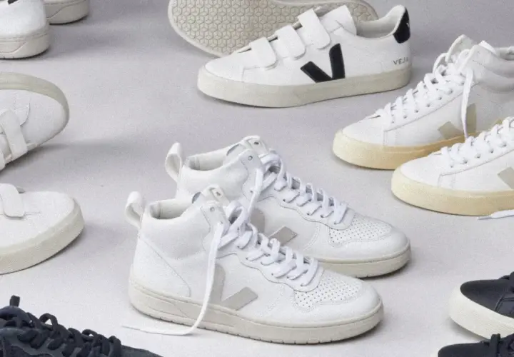Białe i granatowe sneakersy Veja, niektóre na rzepy, inne sznurowane. Zobacz, co to za firma, która tworzy stylowe i ekologiczne obuwie.