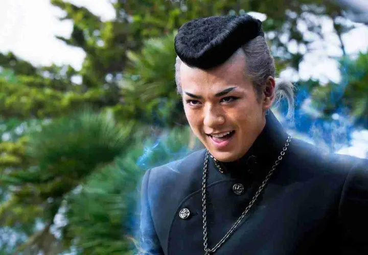 Un jeune homme au style unique, peut-être dans des films et séries TV avec Mackenyu, dégage une énergie mystérieuse.