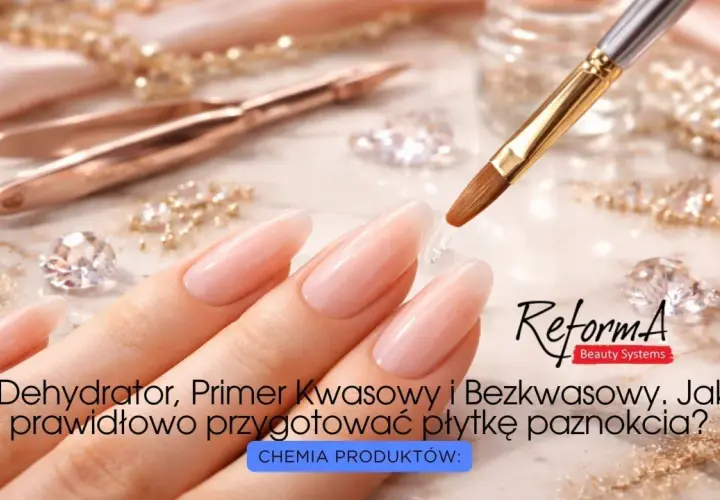 Dłoń z idealnymi paznokciami, pędzelek z żelem. Dowiedz się, co to jest dehydrator do paznokci i jak przygotować płytkę.