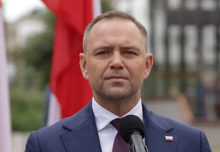 Prezydent w garniturze, obok flagi Polski, przemawia do mikrofonu. Czy prezydent może zablokować reformę renty wdowiej zaplanowaną na drugą połowę 2026 roku?
