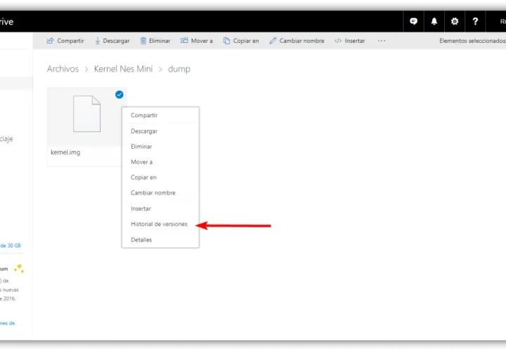 Menú contextual de OneDrive mostrando la opción "Historial de versiones" para restaurar archivos antiguos.