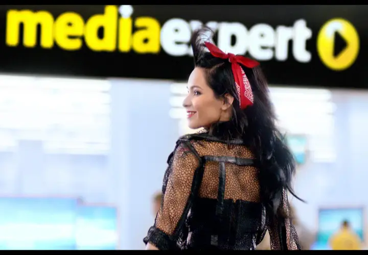 Kim jest dziewczyna z reklamy Media Expert? Zaskakujące fakty o niej