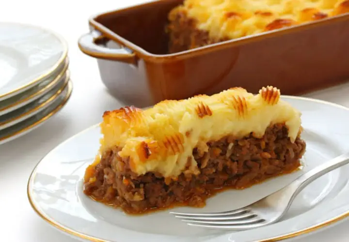Une part de hachis parmentier dorée, avec sa couche de purée de pommes de terre texturée, prête à être dégustée.