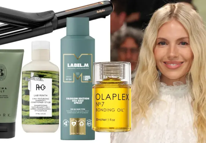 Hårprodukter för beach waves: saltvattenspray, texturkräm, olja och locktång. En modell med blont, vågigt hår.