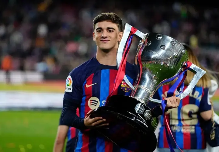Gavi z pucharem La Liga, po zwycięstwie nad Rayo Vallecano. Duma Barcelony.