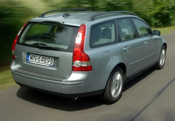 Srebrne Volvo V50 w ruchu, z widocznym tyłem i bokiem. Wiele osób szuka volvo v50 opinie, ten kombi jest dobrym wyborem.