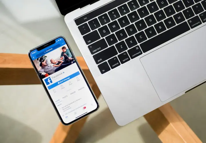 Czy kolejność znajomych na Facebooku jest przypadkowa czy nie?