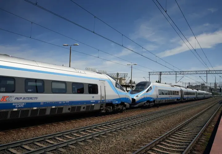 Dwa nowoczesne pociągi PKP Intercity na torach stacji Gdynia Główna. Sprawdź pociąg Warszawa - Gdańsk cena i podróżuj wygodnie.