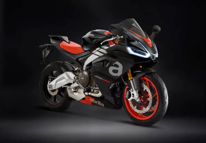 La Aprilia RS 660 full black, con asiento rojo y detalles deportivos, lista para la velocidad.