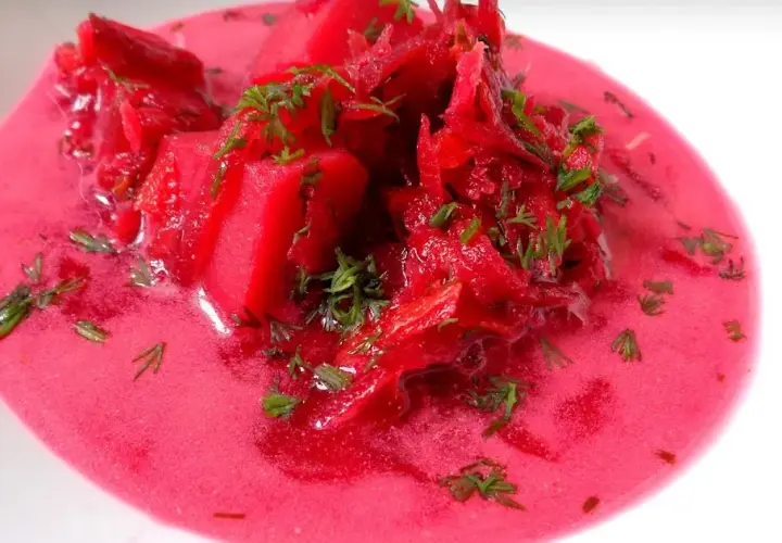 Zupa buraczkowa jak u babci – smak dzieciństwa w każdej łyżce