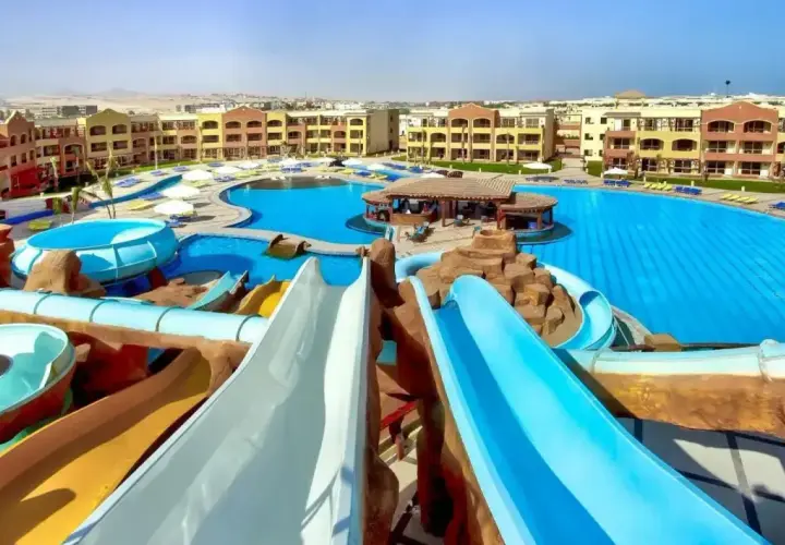 Wodne szaleństwo w Regency Plaza Aqua Park Spa! Zjeżdżalnie, baseny i bar – idealne miejsce na wakacje.