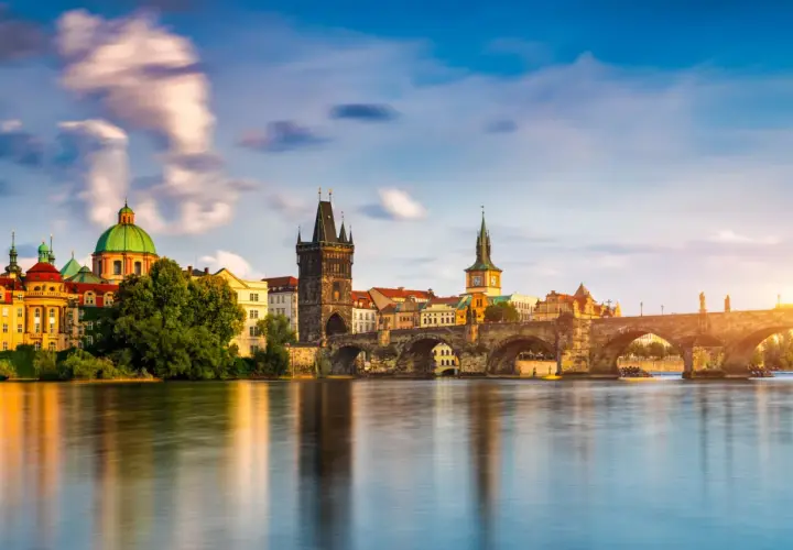 El Puente de Carlos y la Ciudad Vieja reflejados en el río Moldava. ¡Imprescindible para saber qué ver en Praga 3 días!