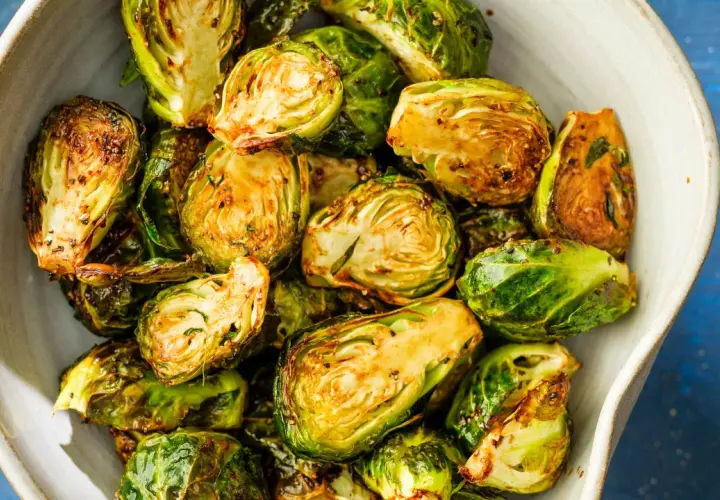 Krispiga och gyllene brysselkål i airfryer, halverade och redo att serveras. Enkel och god tillbehör.